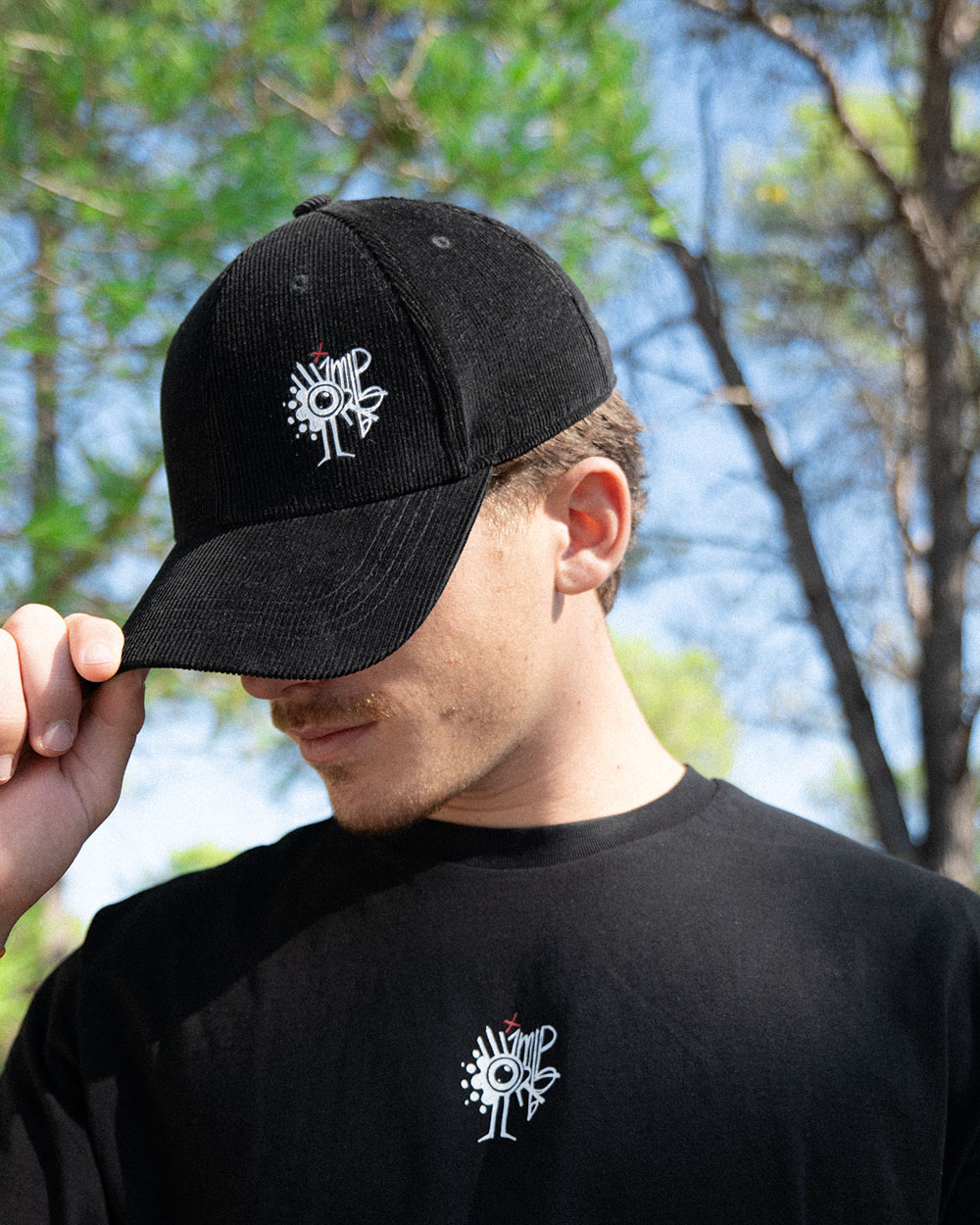 Casquette improbable en velours noir, logo sur le devant