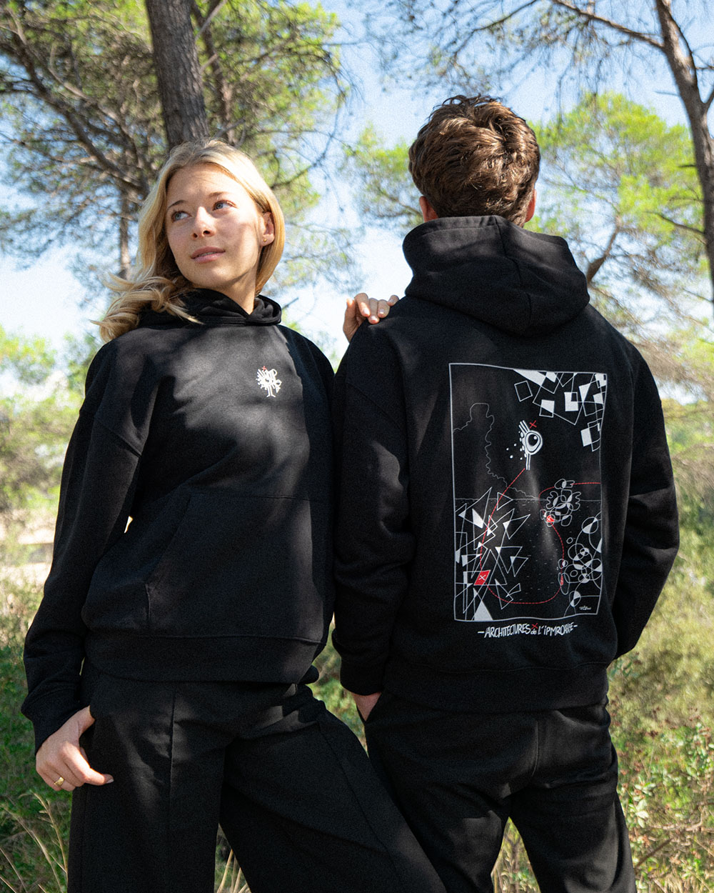 Hoodie improbable noir porté de face et de dos, illustration au dos